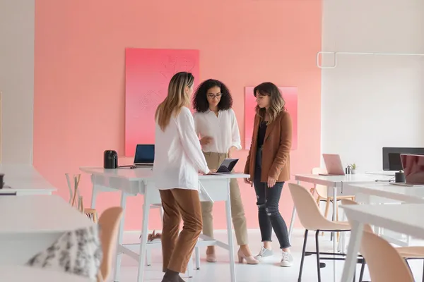 Mujeres profesionales en discusión estratégica, ilustrando 'Detección de fraude en ecommerce con IA: cómo proteger tu tienda