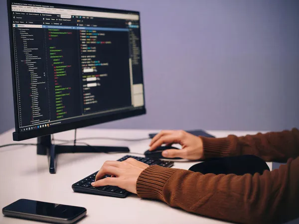 Estación de trabajo de programador profesional, ilustrando 'Chatbot para ecommerce con IA: cómo implementar uno que realmente