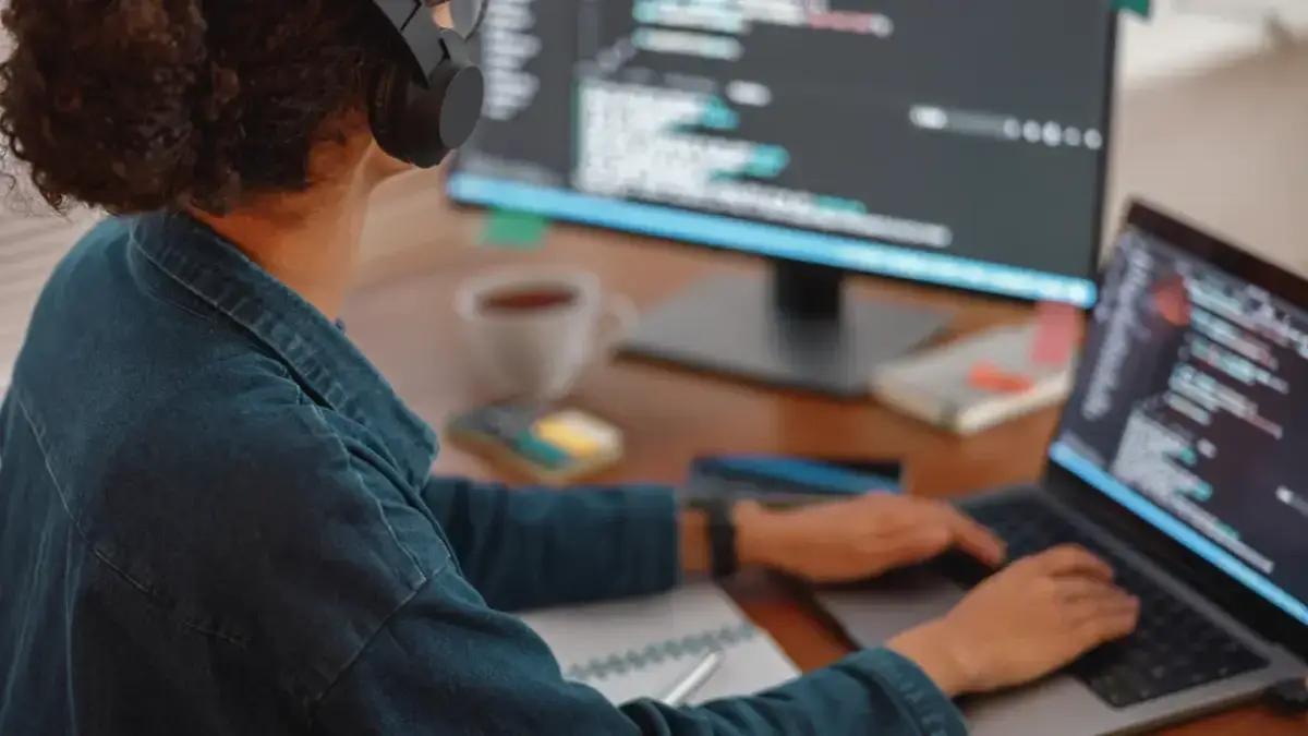 Beneficios y pasos para añadir chatbots que asistan a los compradores en tiempo real