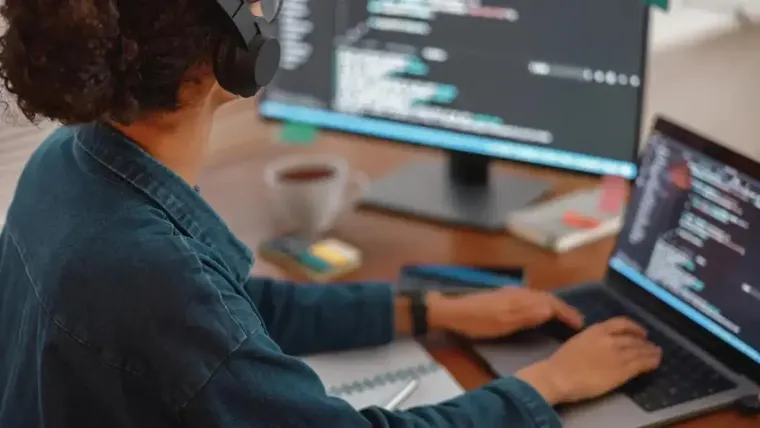 Beneficios y pasos para añadir chatbots que asistan a los compradores en tiempo real
