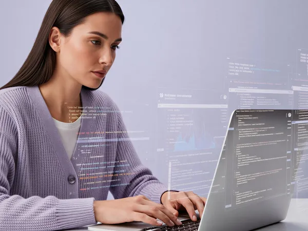 Programador concentrado en sesión de desarrollo, ilustrando 'n8n para ecommerce: cómo crear automatizaciones inteligentes que