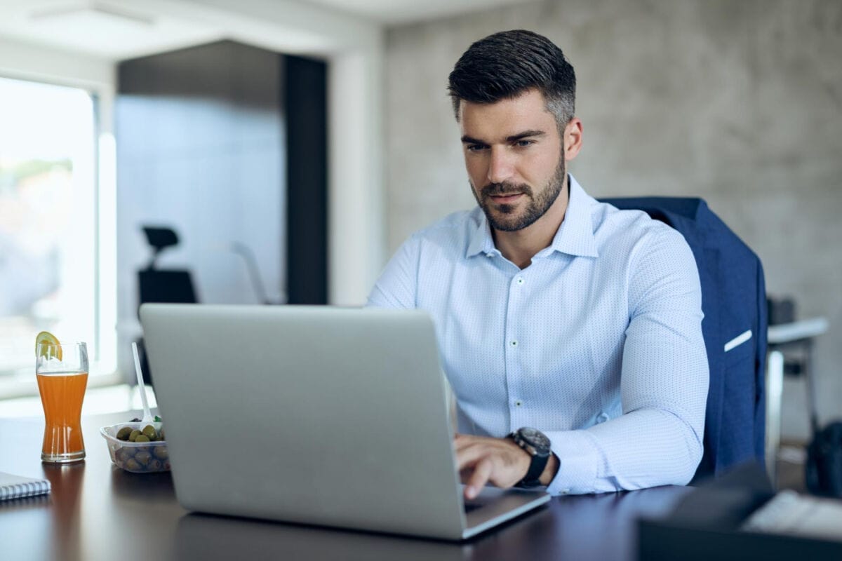 ¿Cuáles son los fundamentos estratégicos del flujo de trabajo híbrido en una age