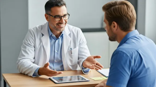 Médico revisando resultados en tableta con su paciente