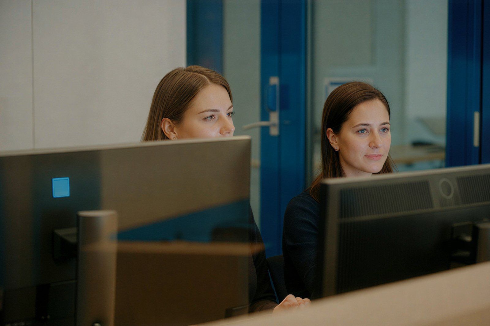 Colaboración en equipo en oficina corporativa, ilustrando 'IA para equipos de ventas: cómo prospectar, calificar y cerrar más