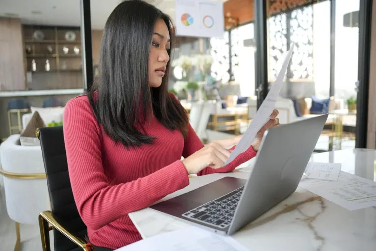 Cómo debe trabajar una agencia seo con ia sin perder criterio humano
