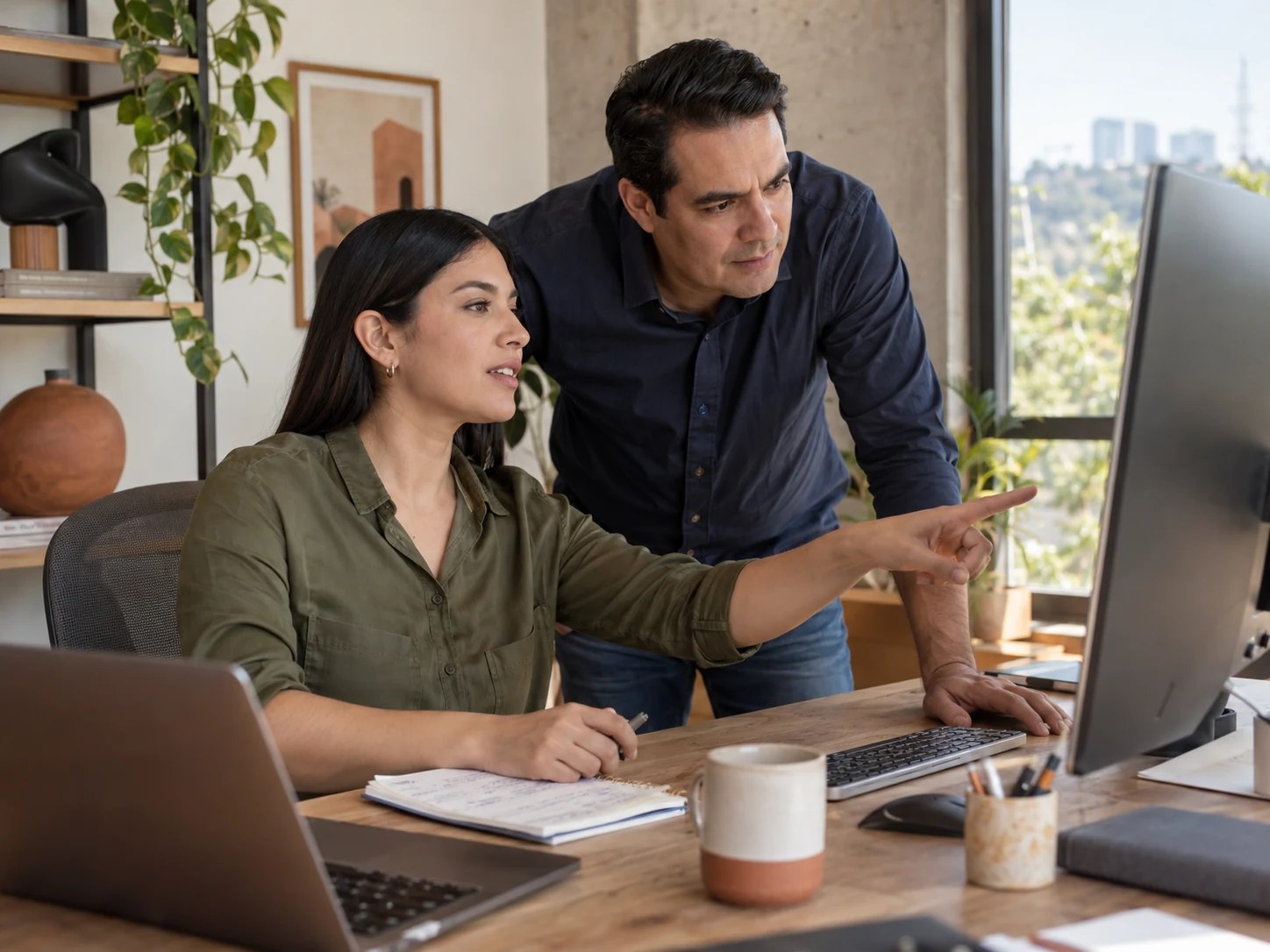 Especialistas revisan un flujo de trabajo en un monitor