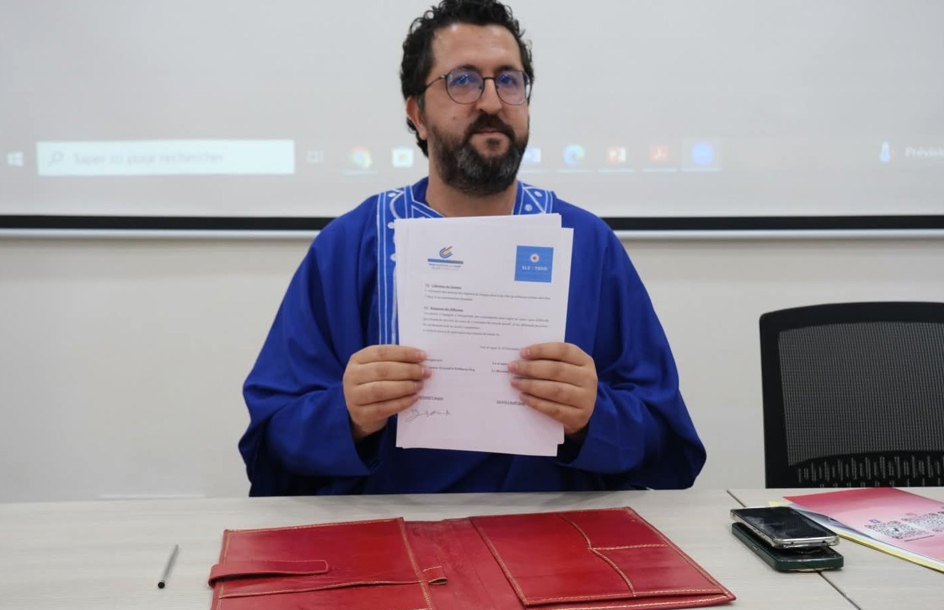 M. Ismail IFTISSEN, Directeur Exécutif d’ES-Maroc, montre la convention de partenariat.