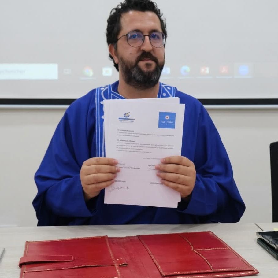 M. Ismail IFTISSEN, Directeur Exécutif d’ES-Maroc, montre la convention de partenariat.