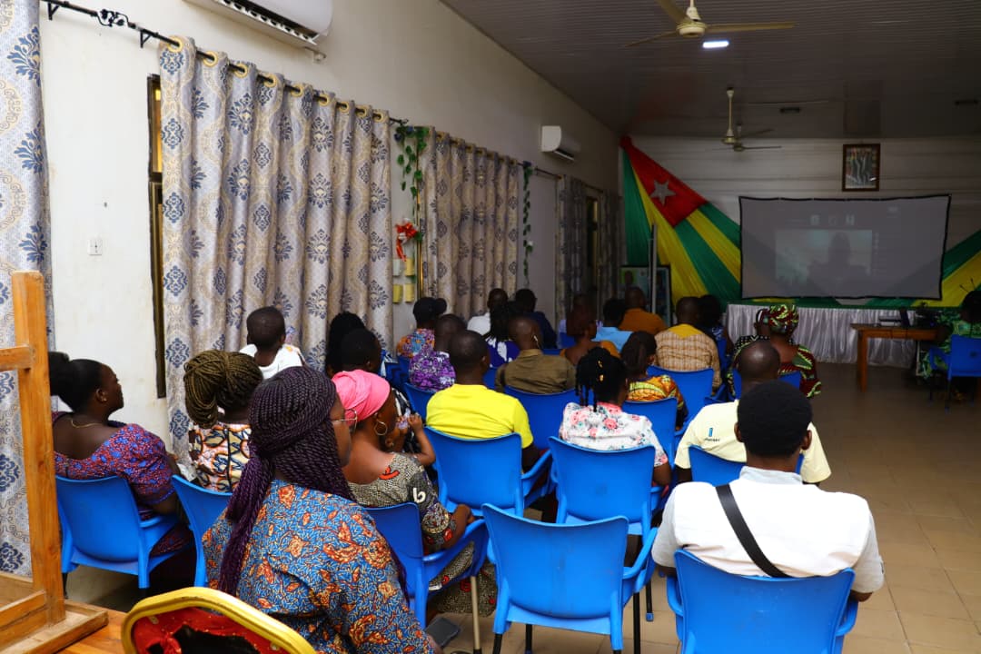 Image des participants dans la salle avec le Directeur Exécutif de ES-Maroc en ligne depuis le Maroc 