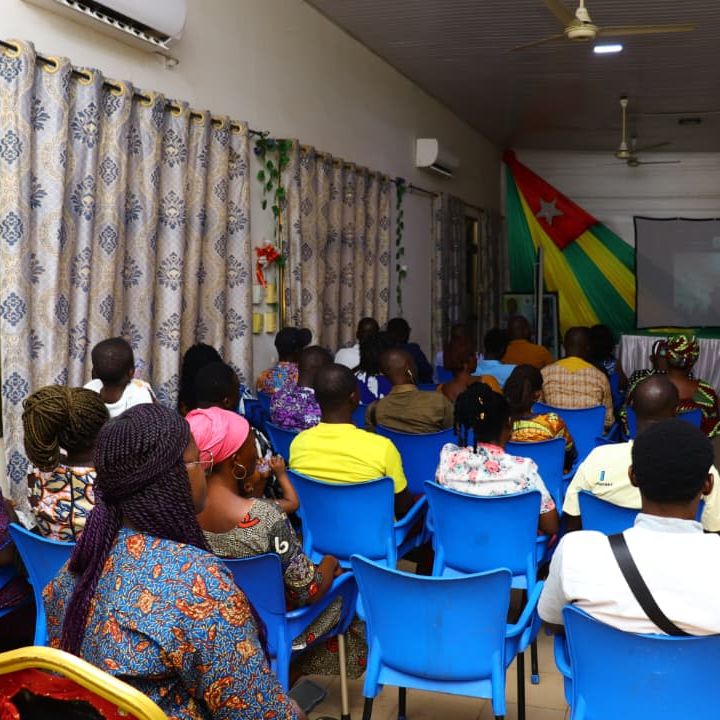 Image des participants dans la salle avec le Directeur Exécutif de ES-Maroc en ligne depuis le Maroc