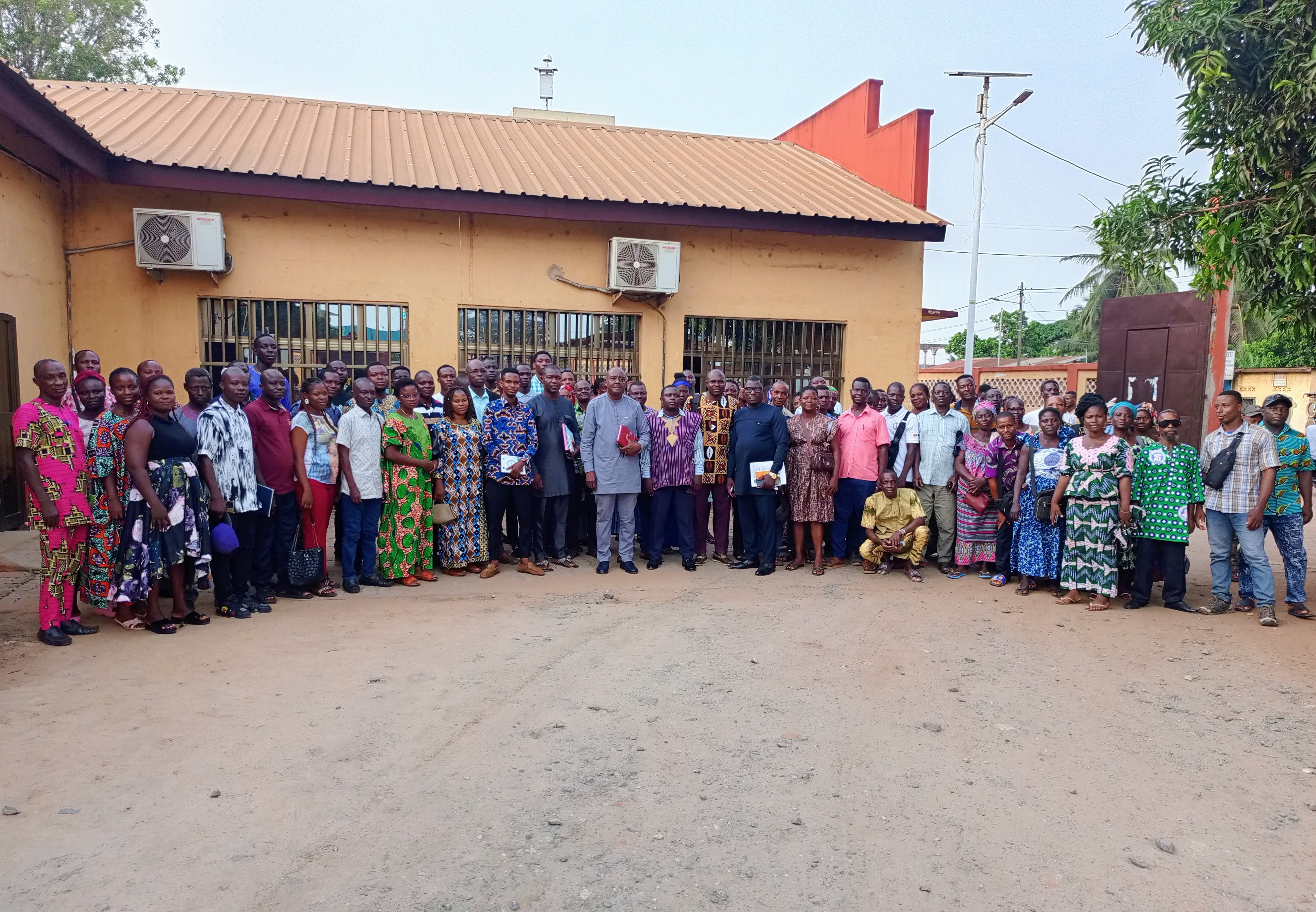 Les responsables des branches de métiers et des coopératives agricoles face au Maire