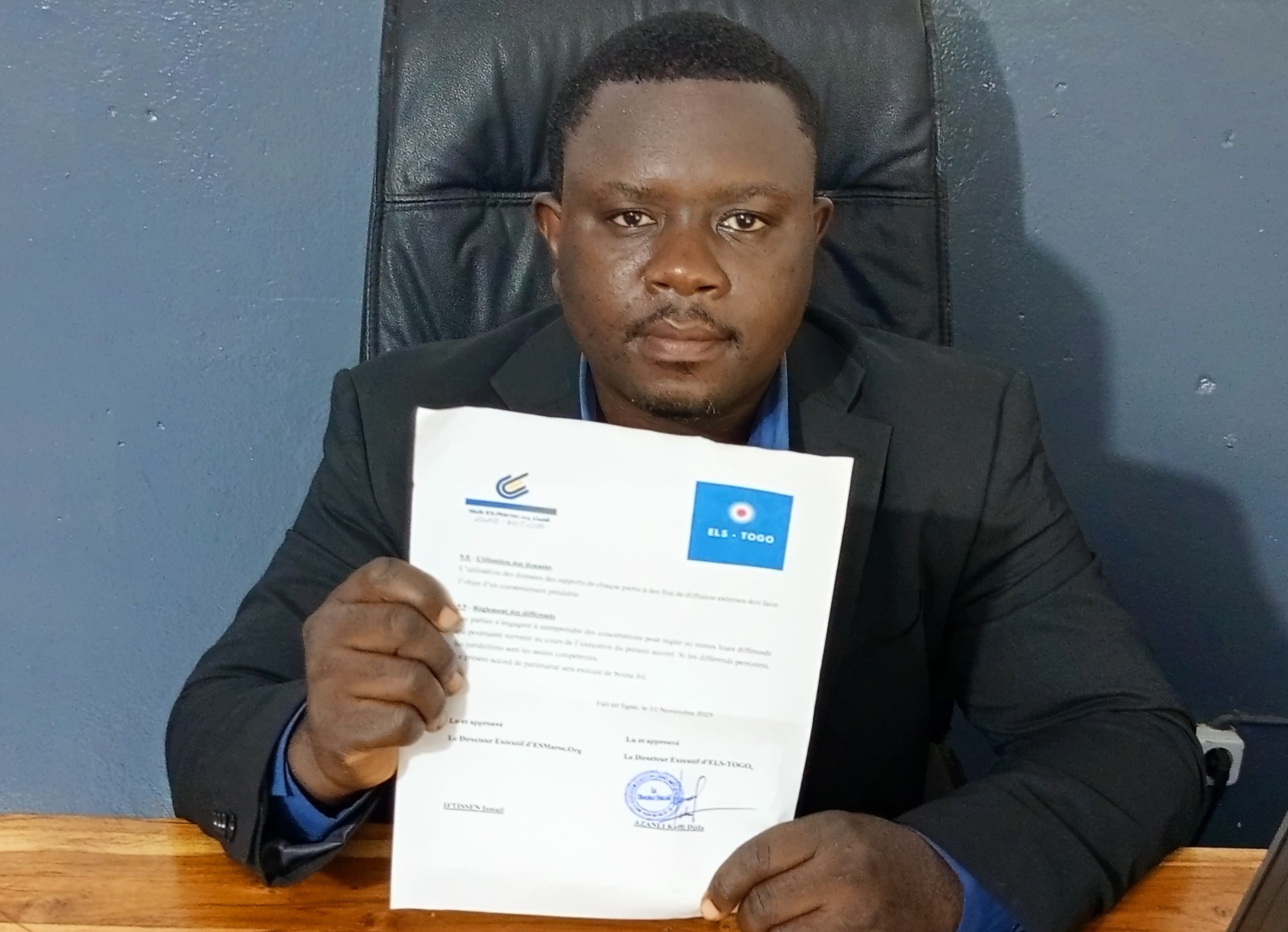 M. Koffi Djifa AZANLI, Directeur Exécutif d’ELS-Togo avec la convention de partenariat.