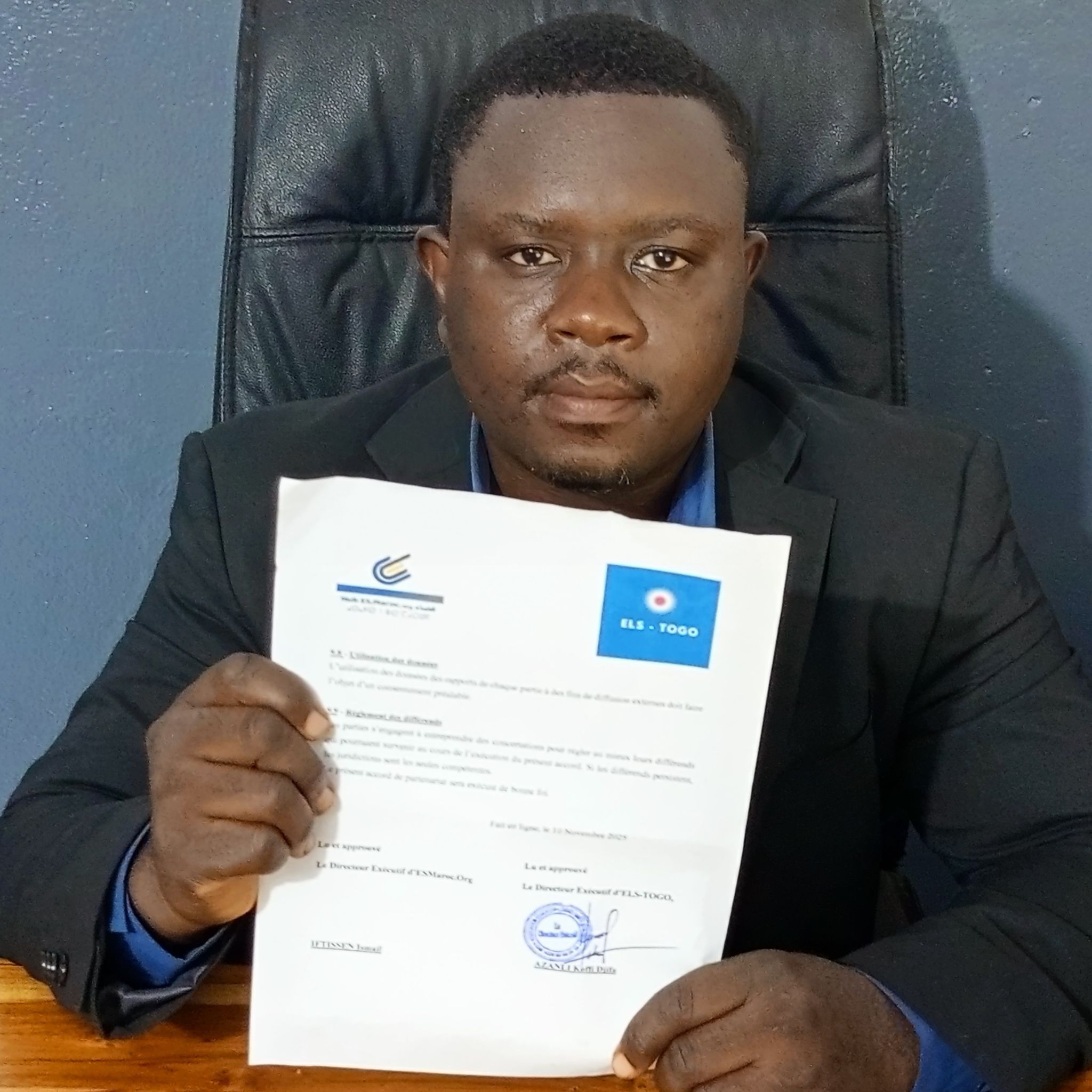 M. Koffi Djifa AZANLI, Directeur Exécutif d’ELS-Togo avec la convention de partenariat.