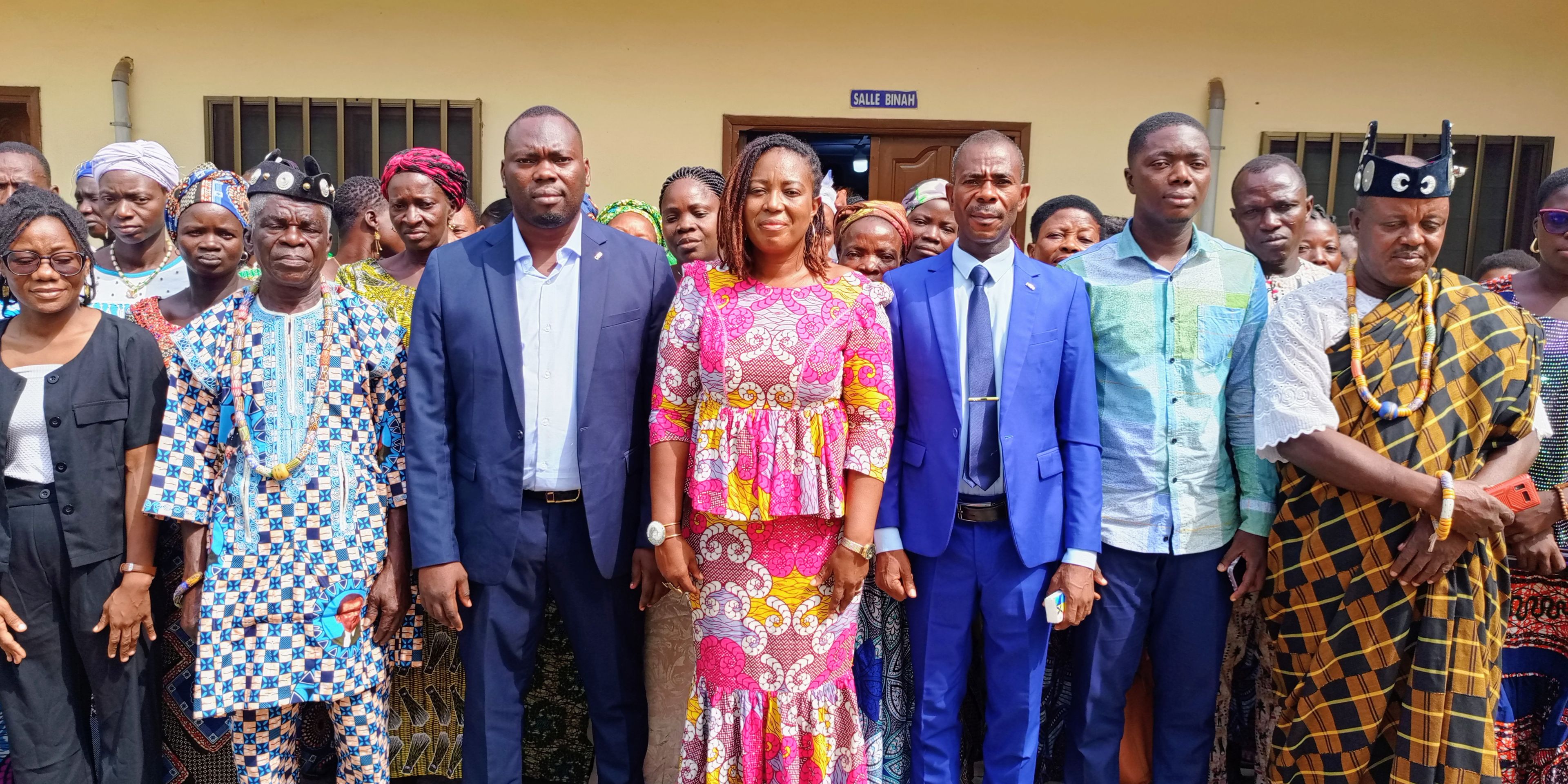 les participants après la cérémonie de lancement du projet