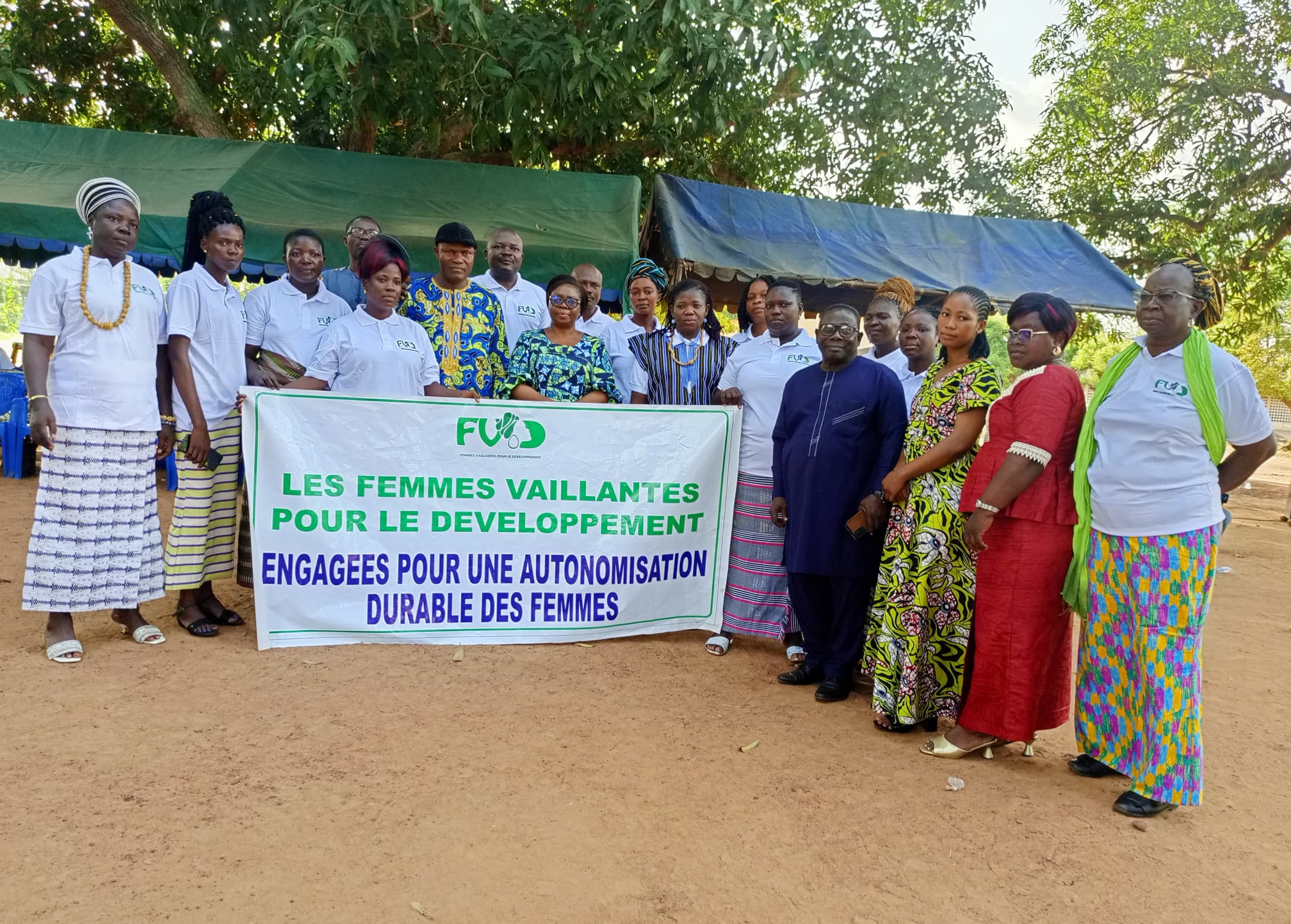 Les femmes vaillantes pour le développement se présentent autour d'une banderole