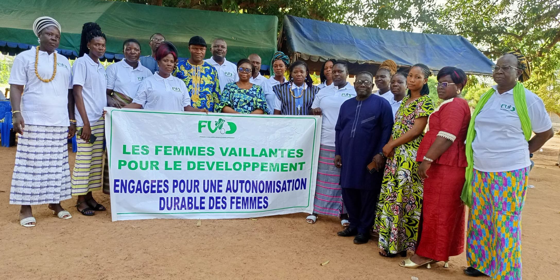 Les femmes vaillantes pour le développement se présentent autour d'une banderole