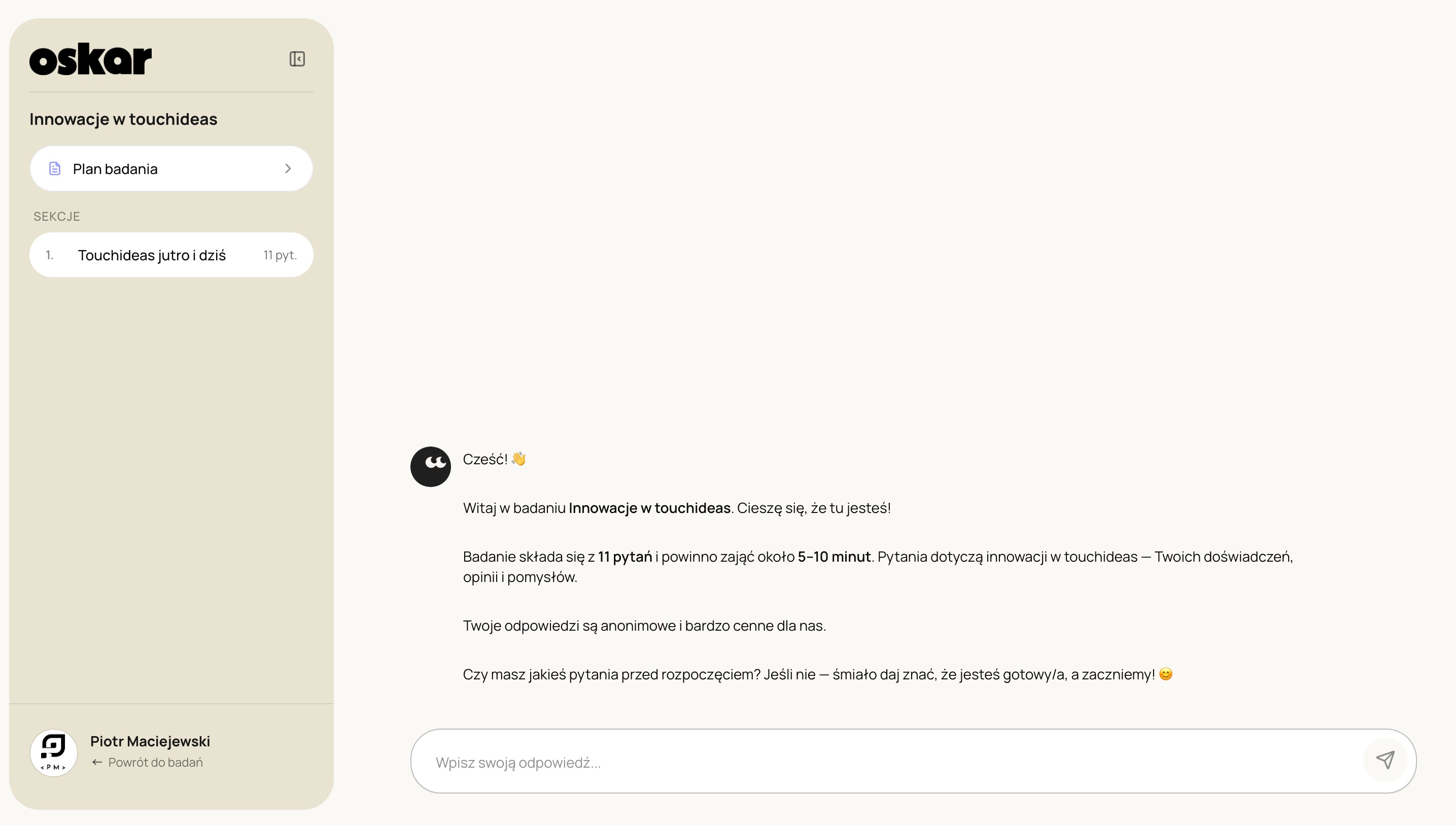 An Oskar interview in Polish: the AI interviewer greets the respondent, explains that the study has 11 questions and takes 5–10 minutes, and waits for a reply in the chat box.