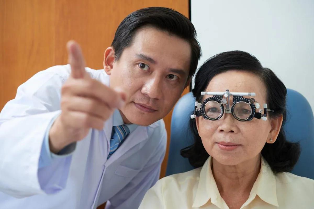 จักษุแพทย์ตรวจดวงตาผู้สูงวัยเพื่อประเมินโรคจอประสาทตาเสื่อม