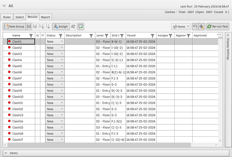 Navisworks Clash Detective interface showing detected model clashes, issue statuses, and coordination data