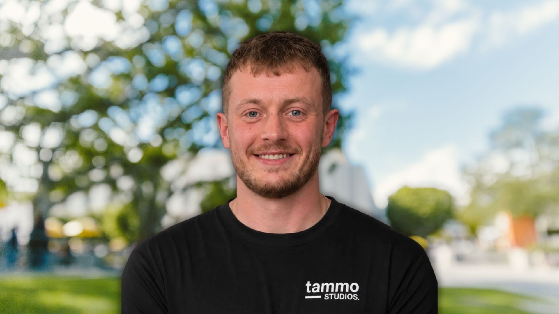 Tammo vor einem grünen Hintergrund