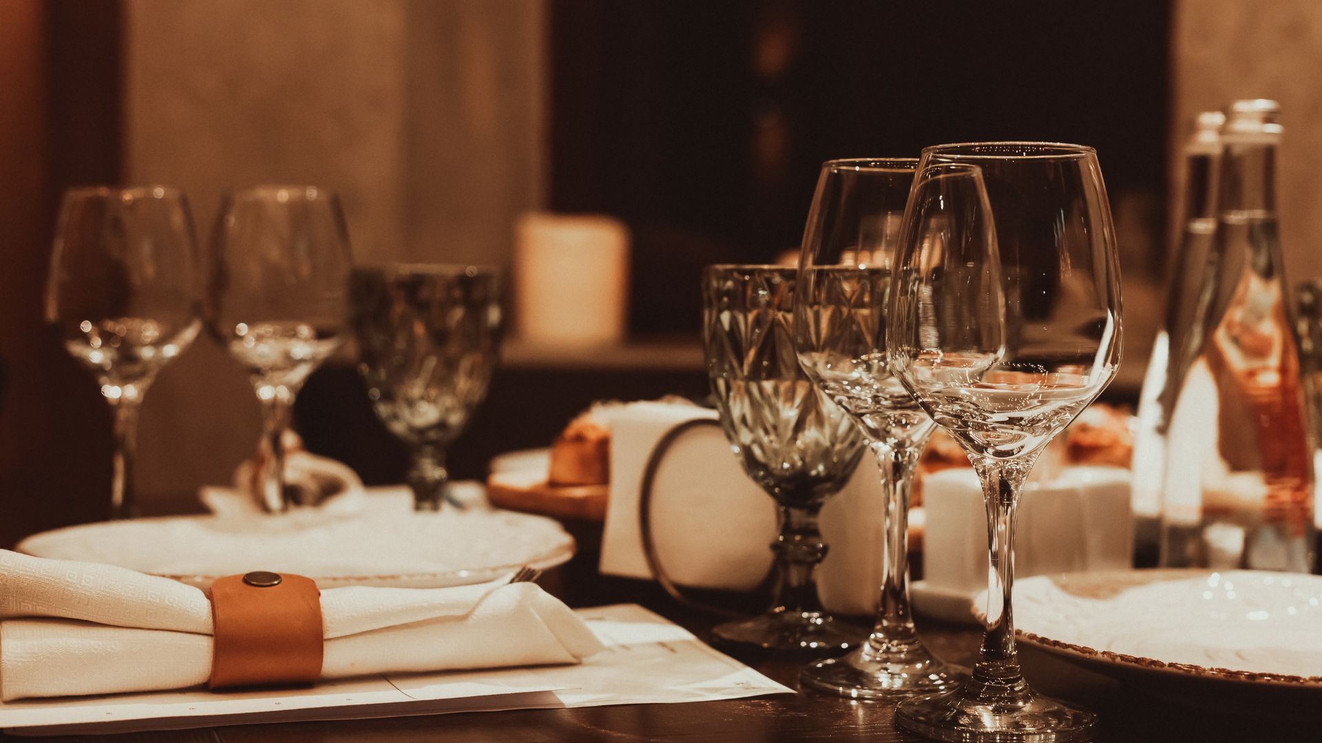 Restaurant-Tisch mit Weingläsern und warmem Licht am Abend