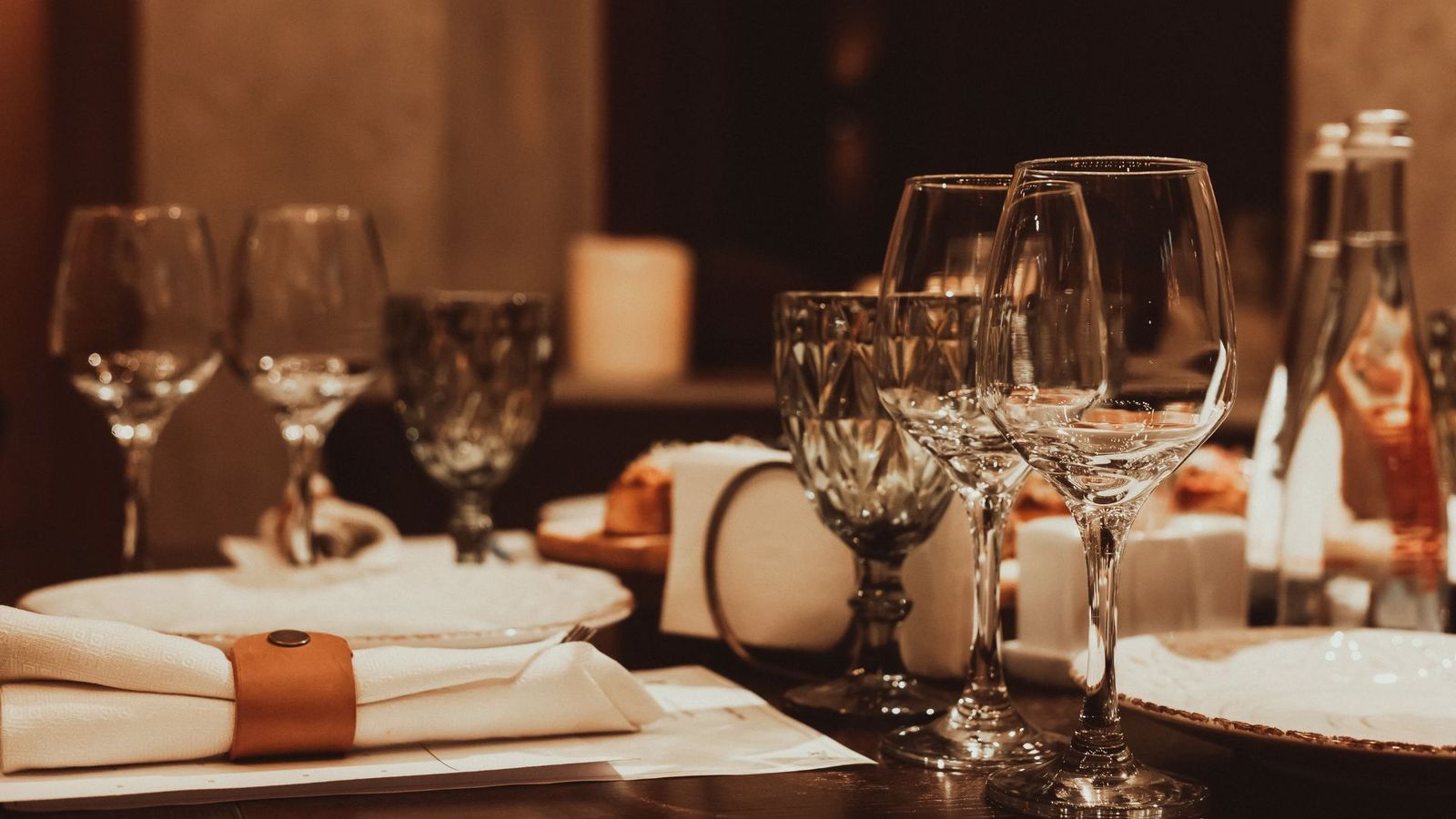 Restaurant-Tisch mit Weingläsern und warmem Licht am Abend