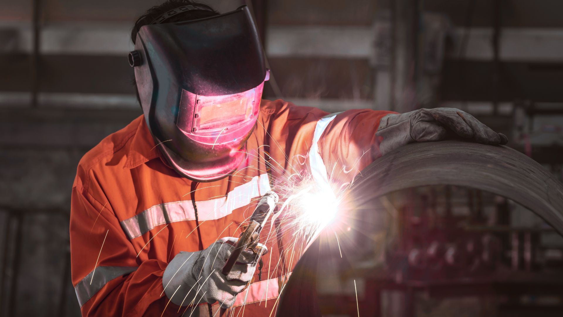 Handwerker mit Werkzeug an einer Baustelle im Sonnenlicht