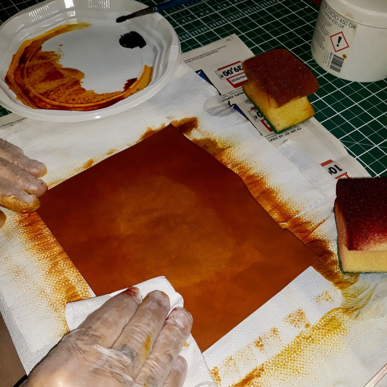 Trozo de cuero en fase de limpieza