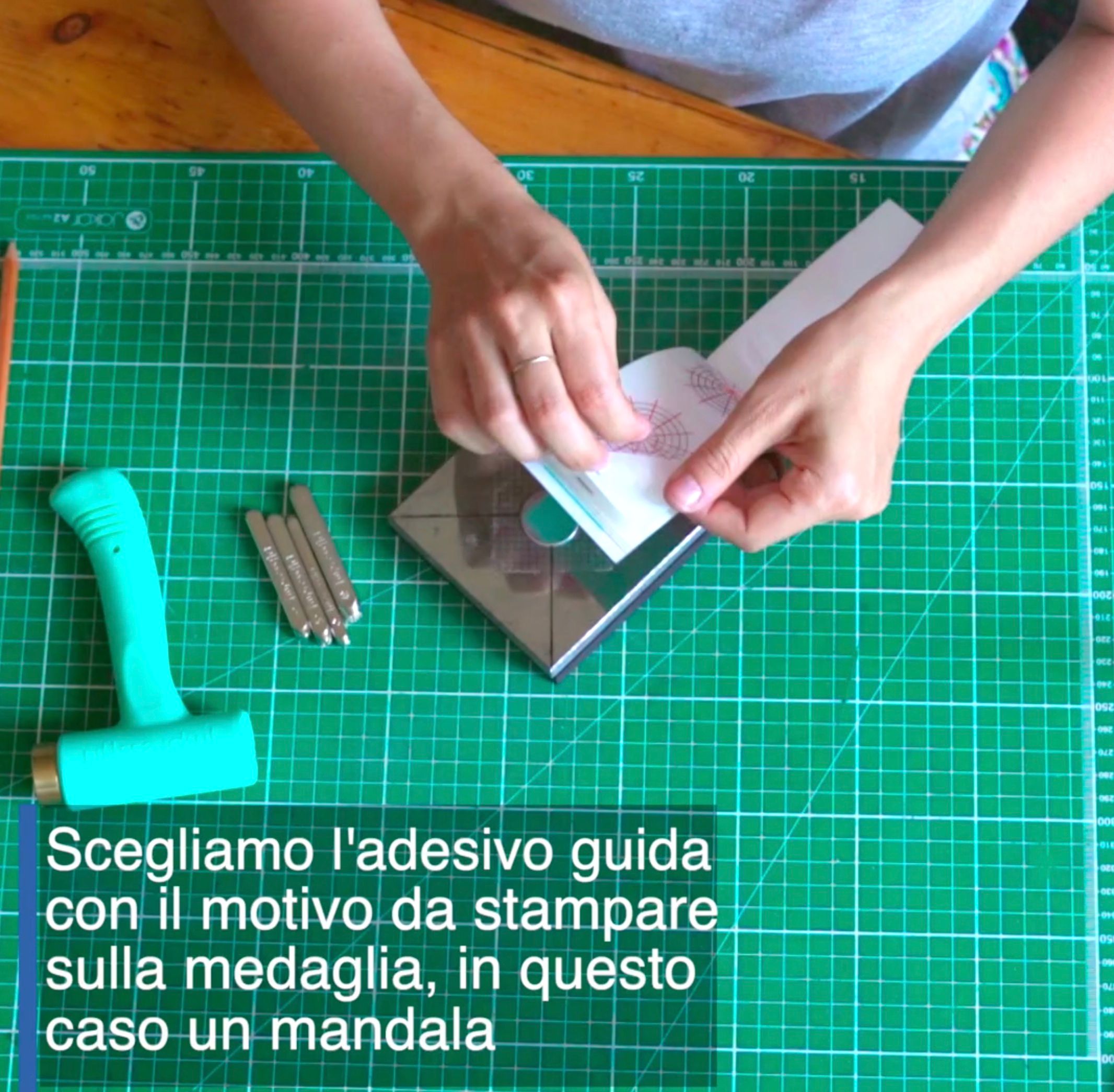 Come creare una medaglietta personalizzata con metal stamping