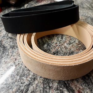 Bandes de cuir fraîchement coupées