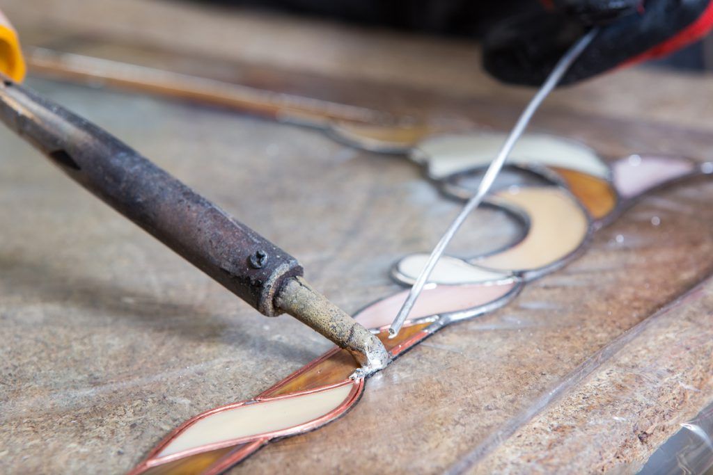 Dettaglio di un saldatore per vetro Tecnica Tiffany