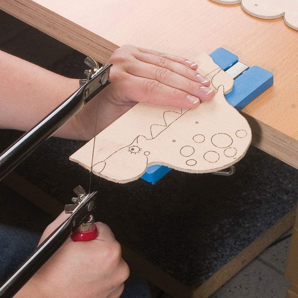 Holz-Sägen mit Hand-Laubsäge