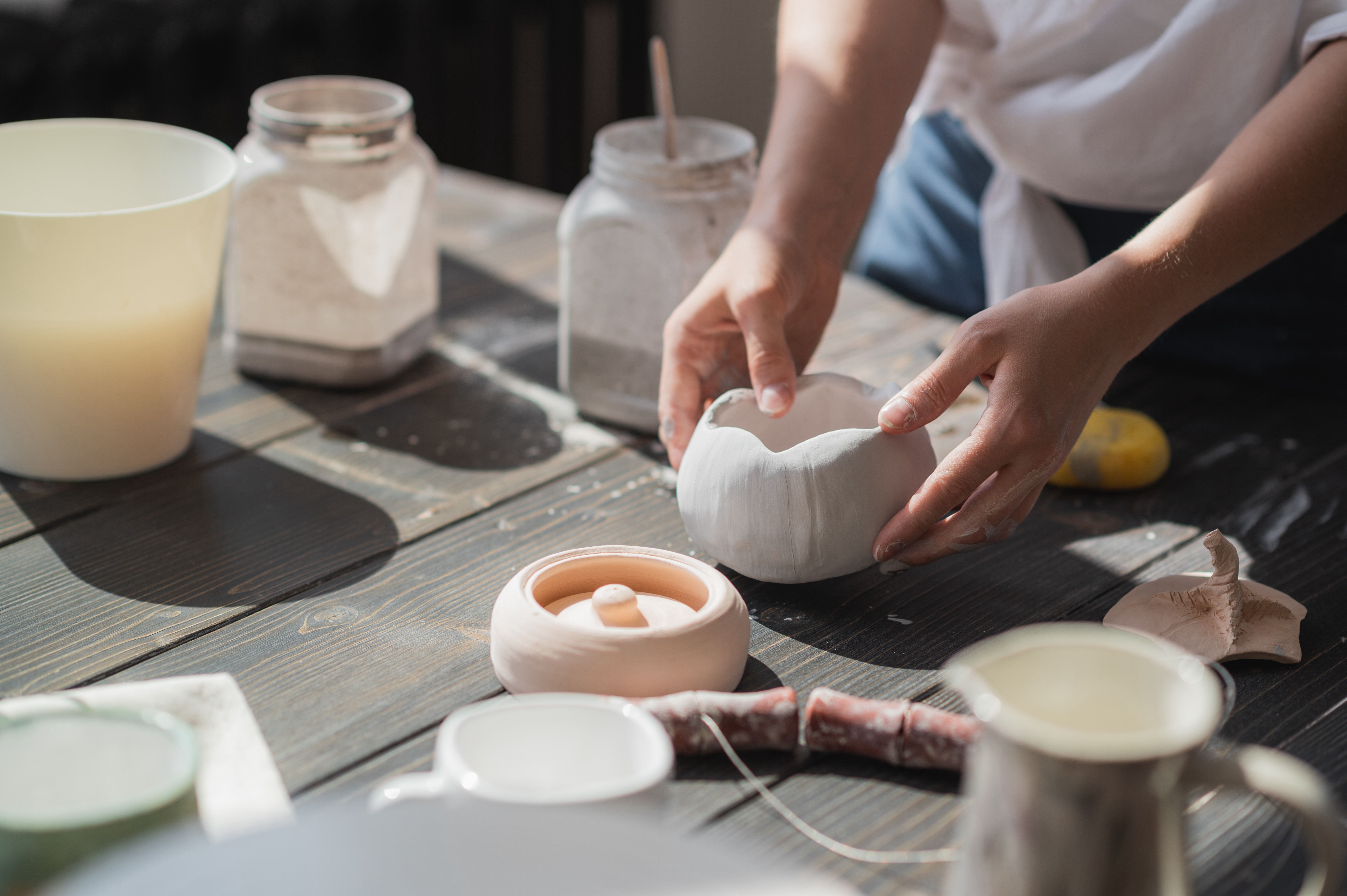 Creare contenitori per candele con materiali da colaggio o da modellare a mano