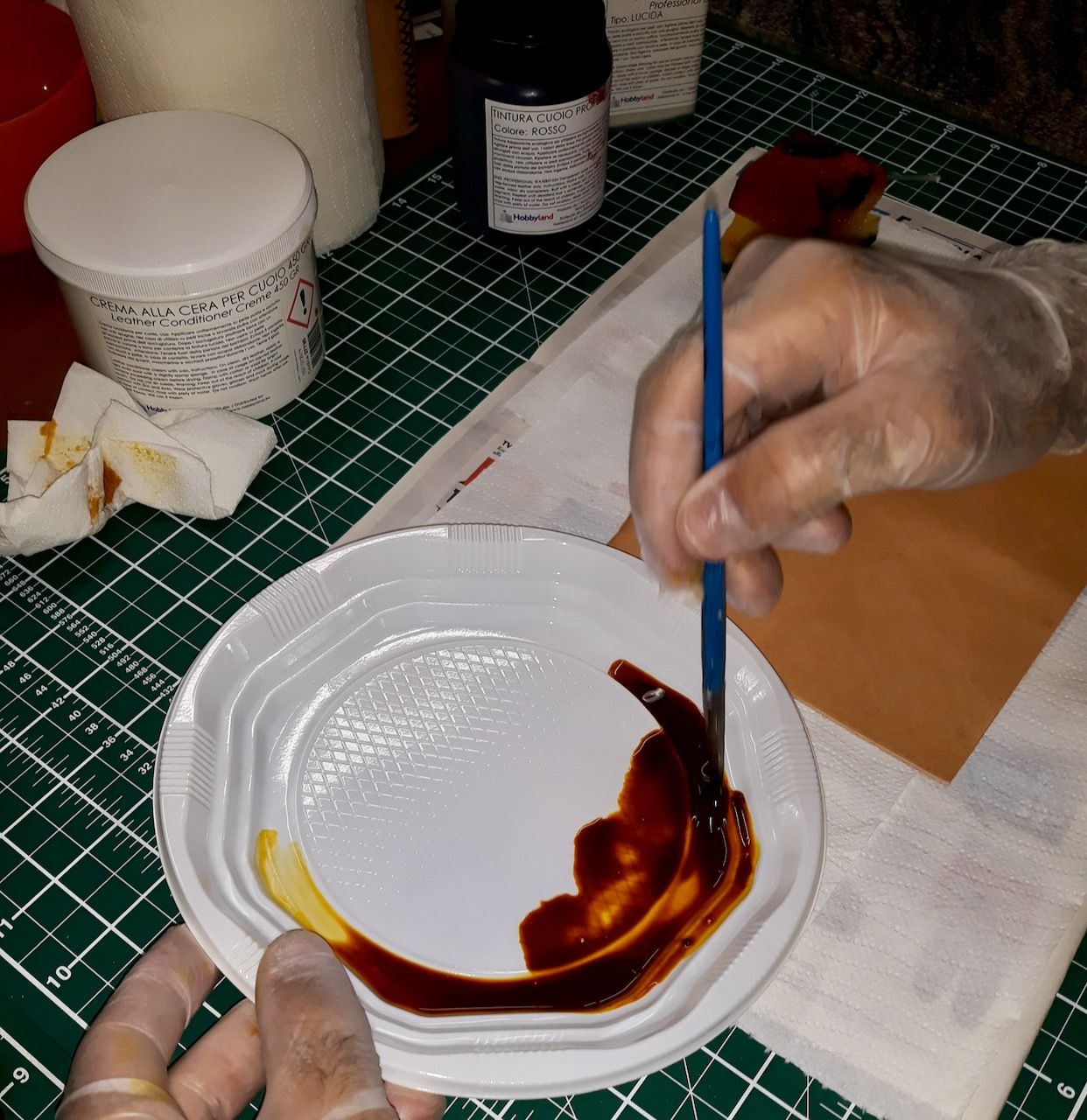 Dilución de un color a base de agua para el cuero
