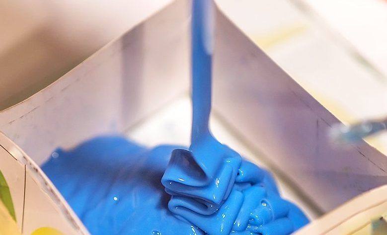 Gomma siliconica colata dentro uno stampo 