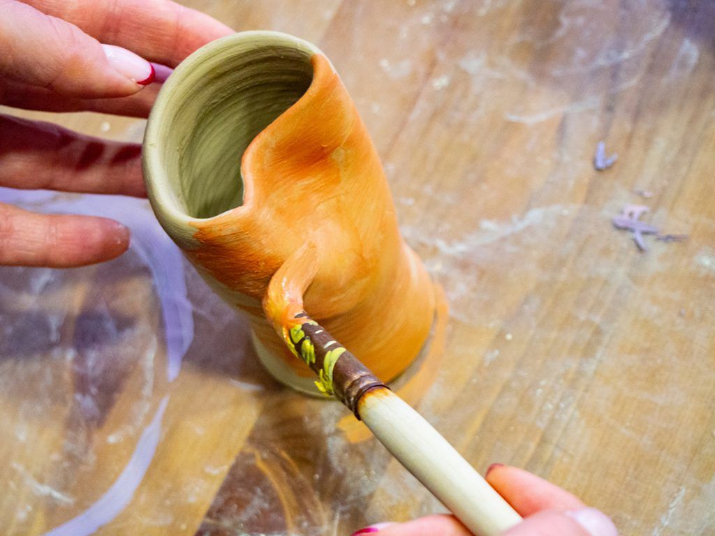 Keramikdekoration mit Pinsel