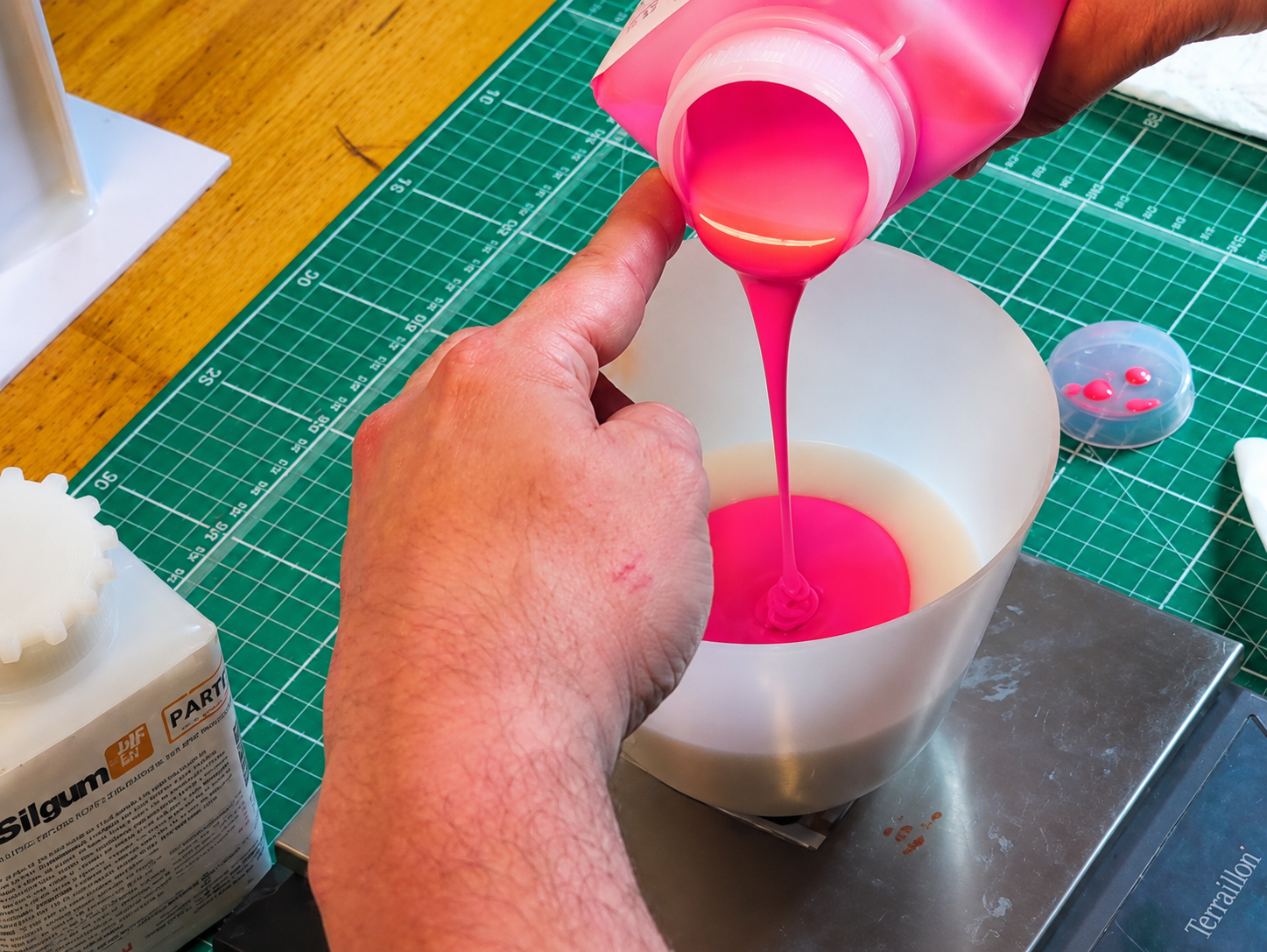 Ricreare un oggetto in resina usando il silicone