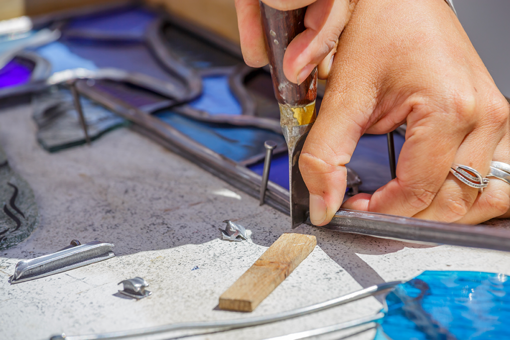 Lavorazione di una vetrata a piombo