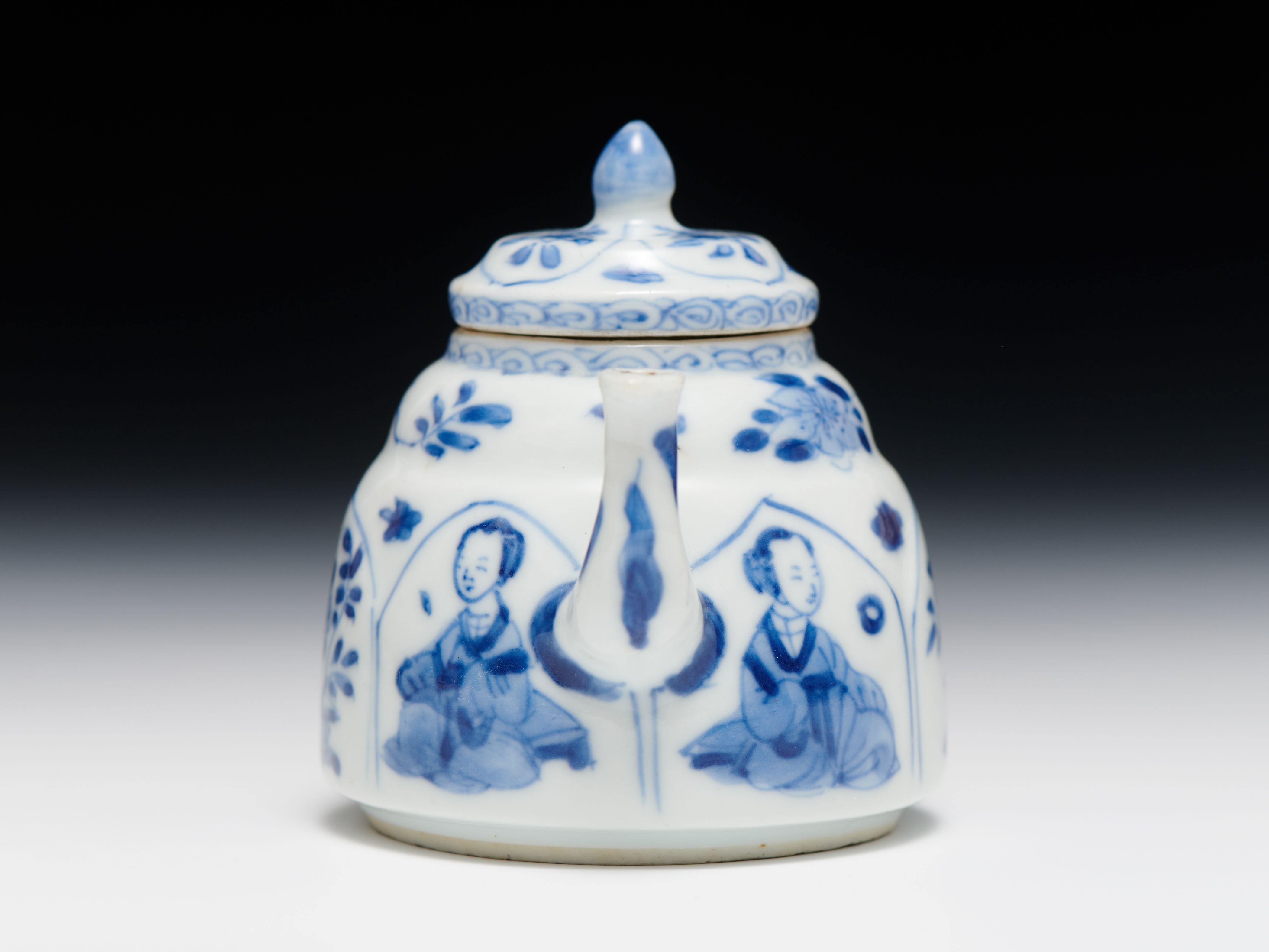 Chinese porcelain teapot decorated in under-glaze cobalt blue 