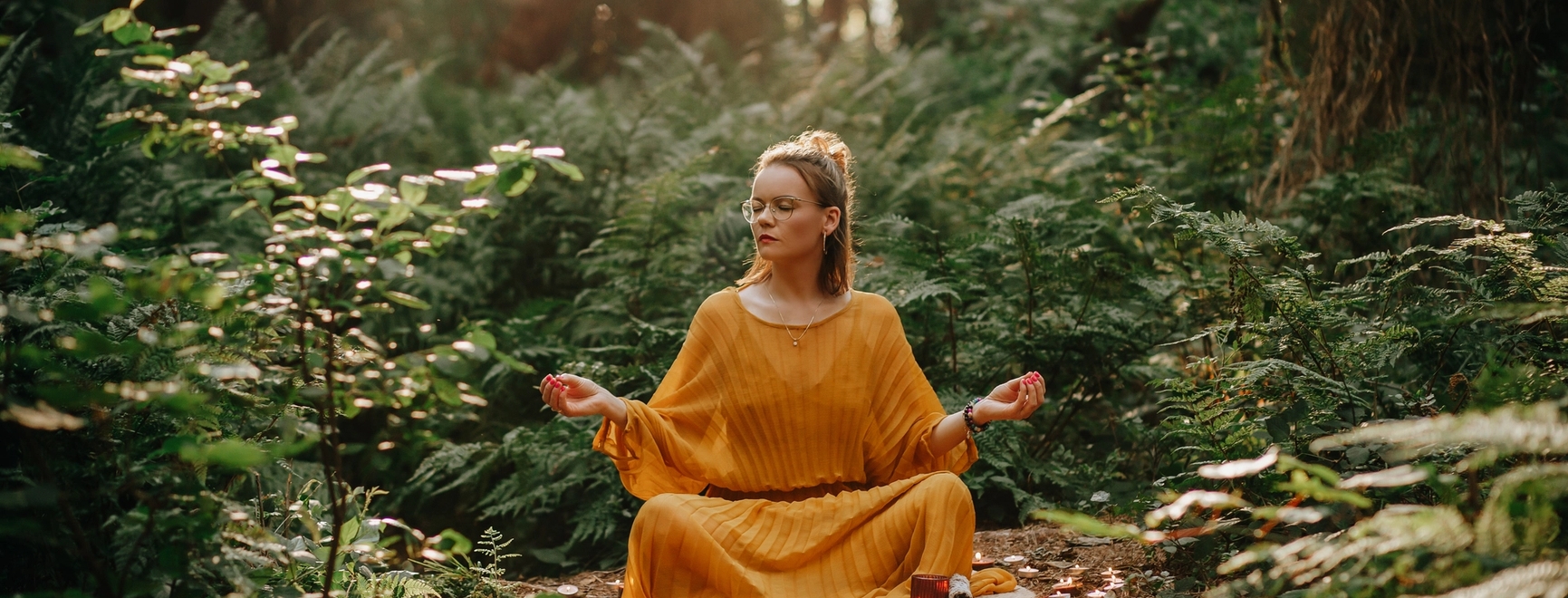 Monika Dominik medytująca na łonie natury