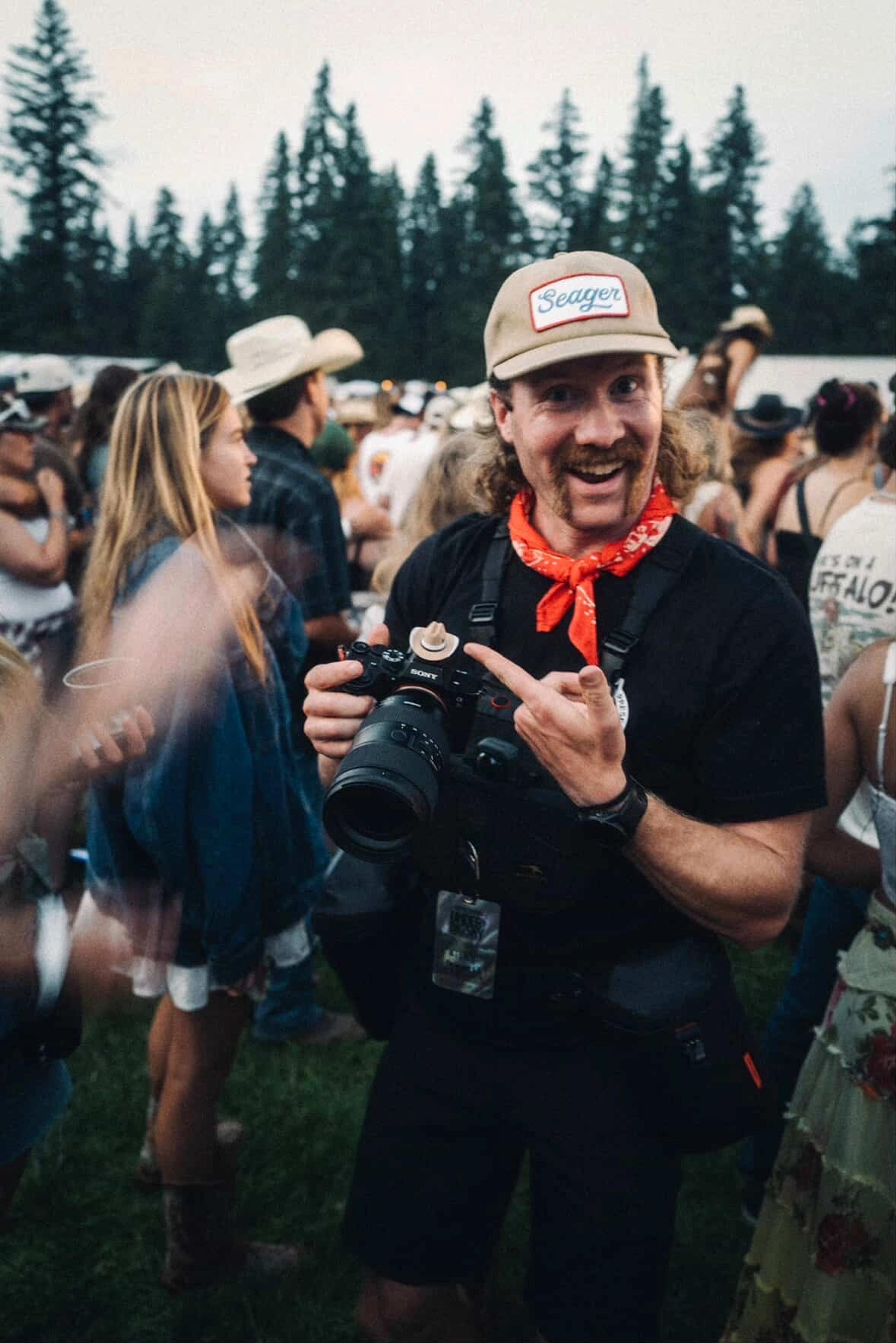 Riley Connell taking concert photos