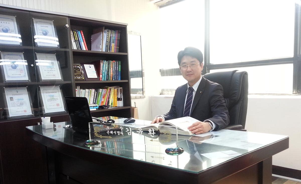 의자에 앉아있는 김윤환 박사