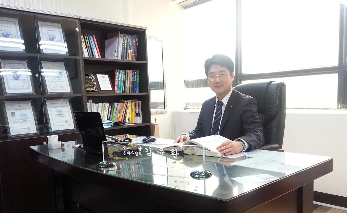 의자에 앉아있는 김윤환 박사