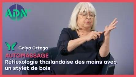 Automassage - Réflexologie thaïlandaise des mains avec un stylet de bois