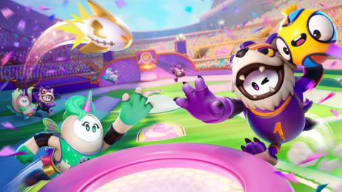 Fall Guys Game, dozens of colorful blob characters racing through an obstacle course.
