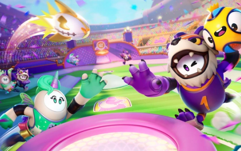 Fall Guys Game, dozens of colorful blob characters racing through an obstacle course.