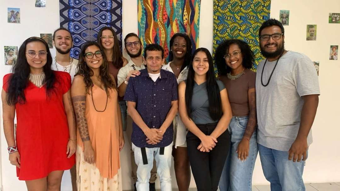 Retrato de un equipo joven y diverso frente a telas de colores
