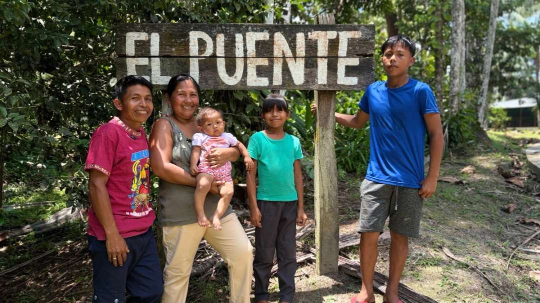 La familia Guedez Salazar junto al letrero de la base El Puente, en la selva
