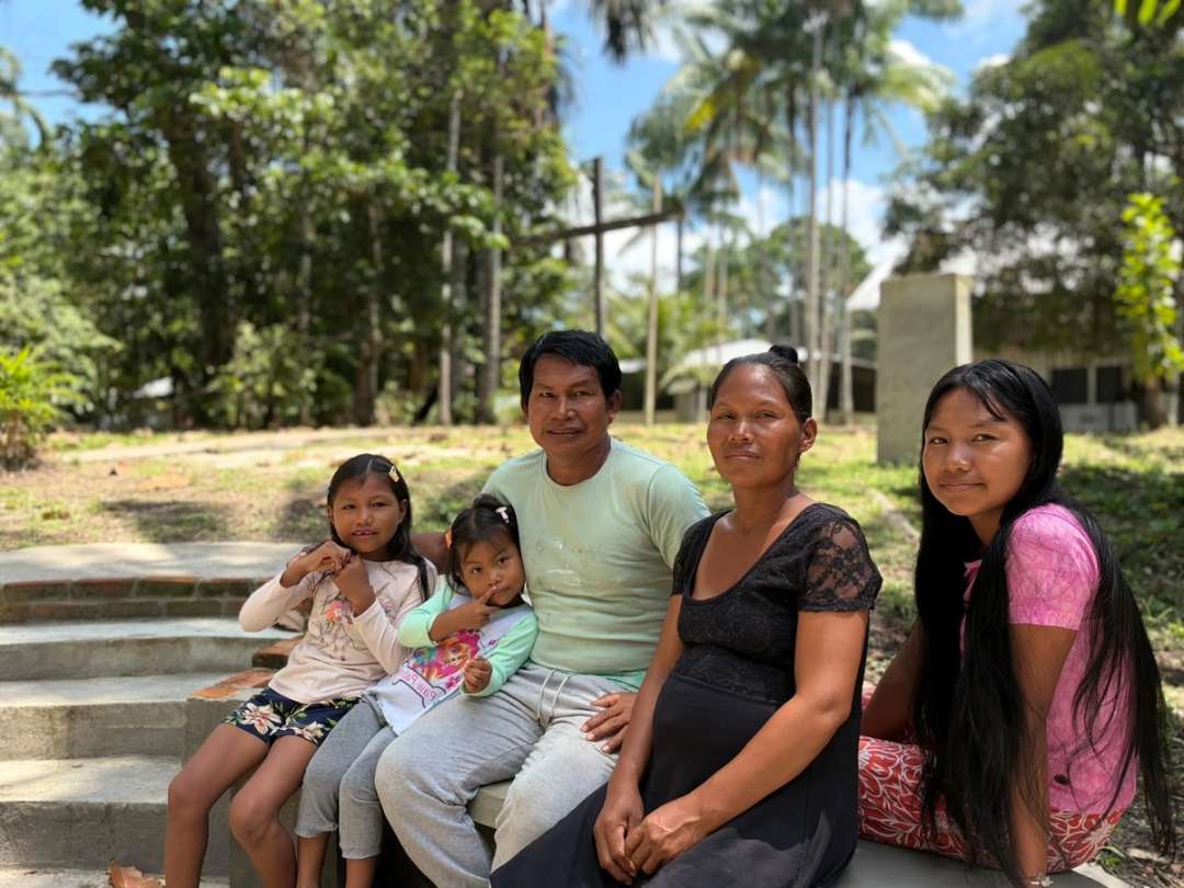La familia Pereira sentada en unas escaleras de piedra entre árboles de la base El Puente