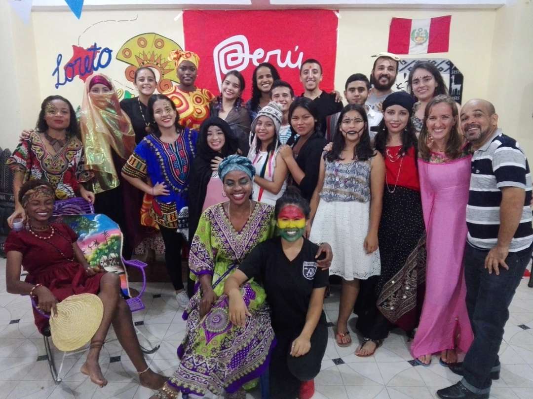 Estudiantes de distintos países posan con trajes típicos tras una presentación cultural